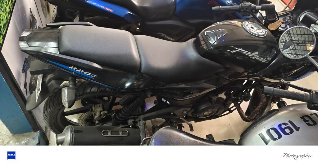 Bajaj Pulsar 220 cc bs4 dual disc 2018 model